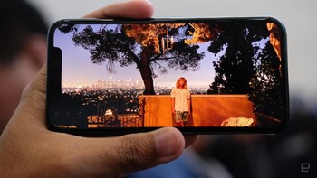 Tak sekadar pembaruan dari segi hardware, Apple juga melakukan peningkatan pemrosesan foto dan video dari sisi software. Contohnya adalah mode Night yang otomatis aktif saat software mendeteksi kondisi yang kurang cahaya. Foto: Chris Velazco/Engadget