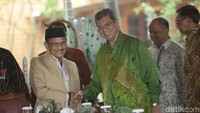 Momen Presiden ke-3 RI BJ Habibie bertemu dengan Menteri Luar Negeri Malaysia Dato Saifuddin Abdullah di Ruangan Perpustakaan Habibie dan Ainun di Jakarta Selatan, Minggu (22/7/2018). Kunjungan tersebut dilakukan dalam rangka silaturahmi. Pradita Utama/Dok. Detikcom.