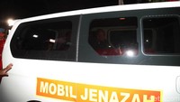 Ambulans yang membawa jenazah Habibie tiba di kompleks kediaman Habibie.