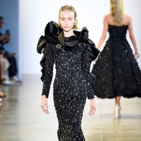 Empat desainer Indonesia yaitu Julianto, Maggie Hutauruk Eddy (2Madison), Yogiswari Pradjanti, dan Ayumi memamerkan karya penuh warna di New York Fashion Week: The Shows yang digelar di Galery II, Spring Studios, New York. Senin 9/9/2019. Photo by Ilya S. Savenok/Getty Images