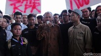 Agus Rahardjo ikut berorasi bersama para mahasiswa.