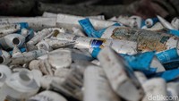 Bagi sebagian orang, sampah plastik memiliki nilai ekonomis untuk menghidupi kebutuhan sehari-hari. Persoalan mengenai sampah plastik pun membuat sebuah pabrik di kawasan Cengkareng, Jakarta Barat, beroperasi untuk mengolah limbah tersebut agar dapat dimanfaatkan kembali.