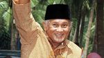Senyum Khas BJ Habibie, Sang Jenius Kebanggaan Indonesia
