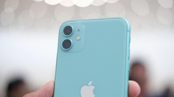 Di bagian belakang ada kamera ganda. Kamera pertama 12 MP wide angle dengan aperture f/1.8, sedangkan kamera keduanya 12 MP dengan f/2.4. Foto: Chris Velazco/Engadget