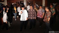 Hatta Rajasa dan Roy Suryo keluar dari rumah duka.