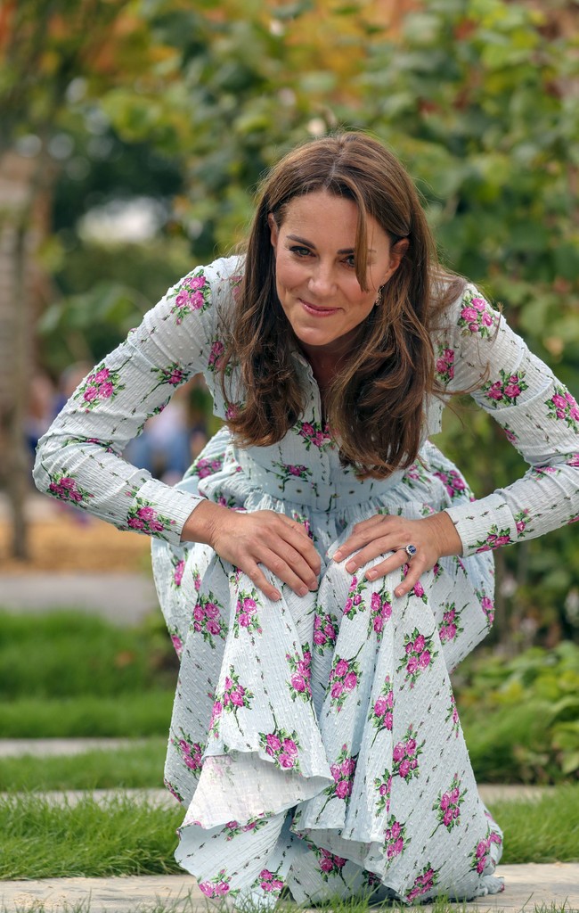 Di acara pembukaan festival taman anak bertema Back To Nature itu, Kate Middleton muncul dalam balutan gaun biru muda karya desainer Emilia Wickstead. Menurut Hello, sang Duchess of Cambridge baru pertama kali memakai gaun tersebut. (Foto: Getty Images)