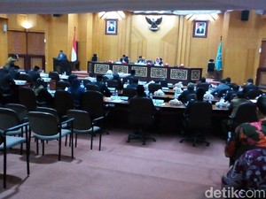 Ketua DPRD Surabaya Definitif dan 3 Wakilnya Ditetapkan
