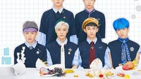 Ini formasi komplet dari semua anggota NCT Dream. Posenya dengan tatapan lurus dengan berbagai makanan di hadapannya. Foto: Instagram @NCT_Dream
