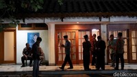 Suasana di sekitar kediaman Habibie tampak dijaga personel kepolisian dan TNI.