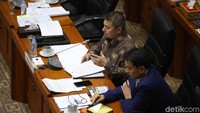 Pimpinan Komisi III DPR menyampaikan pertanyaan.