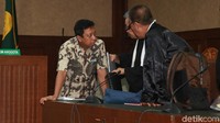 Rommy berdiskusi dengan kuasa hukumnya usai menjalani sidang perdana kasus jual beli jabatan di jajaran Kemenag.
