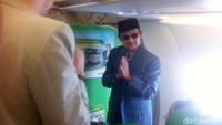 BJ Habibie merayakan ulang tahun ke-80 di pesawat. Ternyata itu adalah kali pertama dirinya merayakan ulang tahun di atas pesawat terbang.