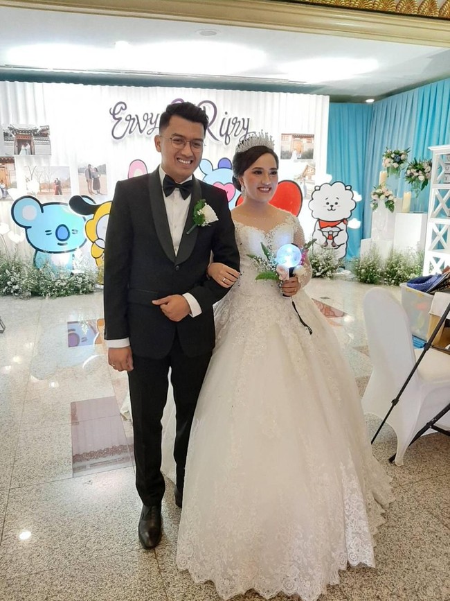 Seorang penggemar KPop, Ervy Julia menghadirkan sentuhan boy band favoritnya yakni BTS, dalam seserahan, photobooth hingga bridesmaid di hari pernikahan yang digelar 31 Agustus lalu. Pernikahannya pun jadi viral, terutama di kalangan KPopers bahkan mendapat perhatian dari para Army (sebutan untuk fans BTS) internasional. Foto: Dok. Ervy Julia