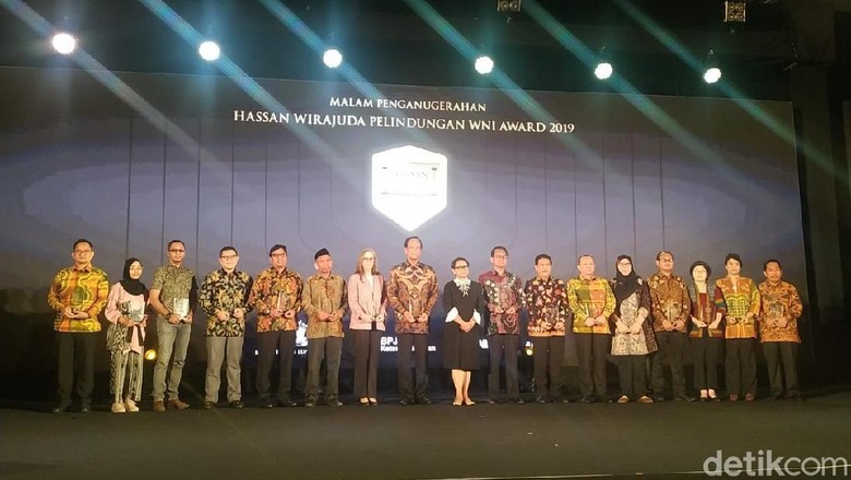 detikcom Terima Hassan Wirajuda Perlindungan WNI Award dari Kemlu detikcom Terima Hassan Wirajuda Perlindungan WNI Award dari Kemlu