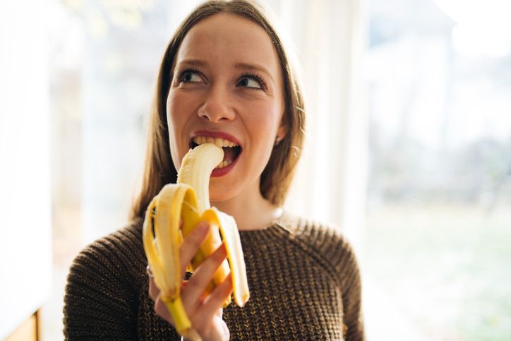 Ilustrasi makan pisang