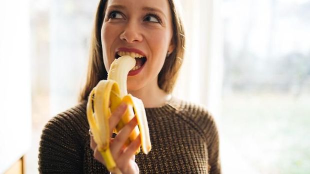 Ilustrasi makan pisang