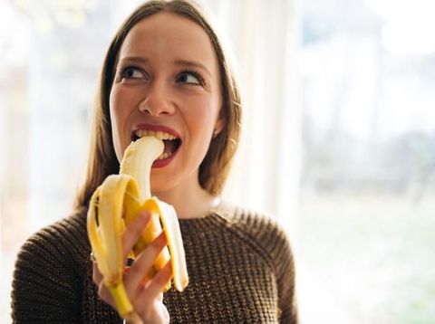 Ilustrasi makan pisang