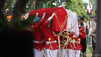 Turut dibacakan pula riwayat hidup Habibie hingga bintang jasa luar negeri dan tanda kehormatan kenegaraan yang pernah didapat semasa hidup.