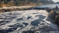 Menurut penuturan warga, kondisi sungai Bengawan Solo yang menghitam itu sudah terjadi sejak 4 hari terakhir ini. Namun, paling parah terjadi mulai 2 hari yang lalu hingga saat ini. 