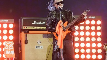 Bukan pertama kalinya Ma bergaya ala bintang rock, ia sudah pernah melakukannya di event Alibaba sebelumnya. Foto: Reuters