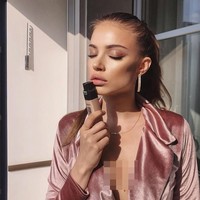 Tak hanya populer di Instagram, ia juga sering menjadi pembicara di universitas dan konferensi mengenai bisnis dan kepemimpinan wanita. Ia bahkan berbicara di TEDx dan markas PBB. Foto: Instagram @xenia