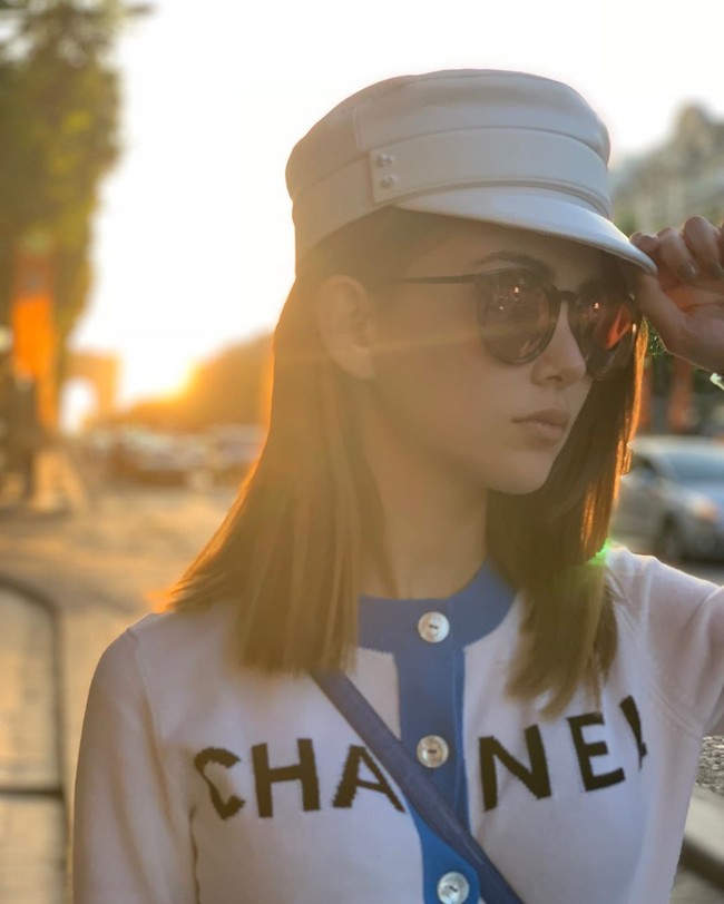 Berlibur ke Paris, wanita cantik ini tampil dengan cardigan dari Chanel. Tampaknya brand asal Paris itu menjadi favorit Hannah.  Foto: Instagram