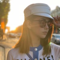 Berlibur ke Paris, wanita cantik ini tampil dengan cardigan dari Chanel. Tampaknya brand asal Paris itu menjadi favorit Hannah.  Foto: Instagram