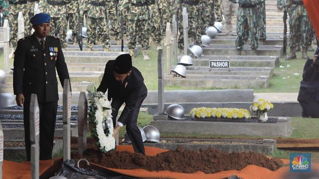 Ilham Akbar Habibie: Bapak Setiap Hari Tahlilan untuk Ibu