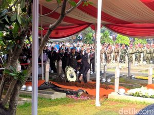 Lirik Mendalam Banda Neira untuk Pemakaman BJ Habibie
