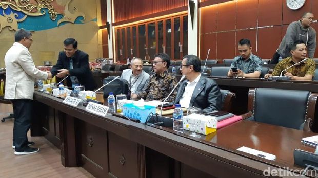 Malam-malam, DPR-Pemerintah Bahas Revisi UU KPK di Badan Legislasi