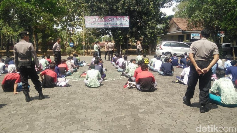 Cegat Truk, 71 Siswa Asal Bogor Diamankan Polisi di Banyumas Cegat Truk, 71 Siswa Asal Bogor Diamankan Polisi di Banyumas