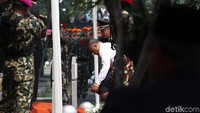 Saat jenazah Habibie diturunkan ke liang lahad, bendera Merah Putih dibentangkan setinggi dada. Dua putra Habibie, Ilham dan Thareq, ikut membantu penurunan jenazah sang ayah ke liang lahad. Penghormatan terakhir pun ditandai dengan tembakan salvo.