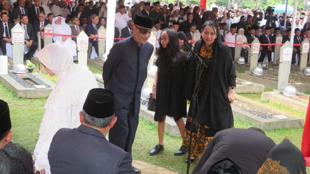 Thareq Habibie saat pemakaman BJ Habibie / 