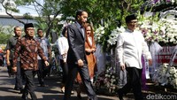 Jokowi melayat dengan didamping Ibu negara Iriana dan Menteri Sekretaris Negara Pratikno.
