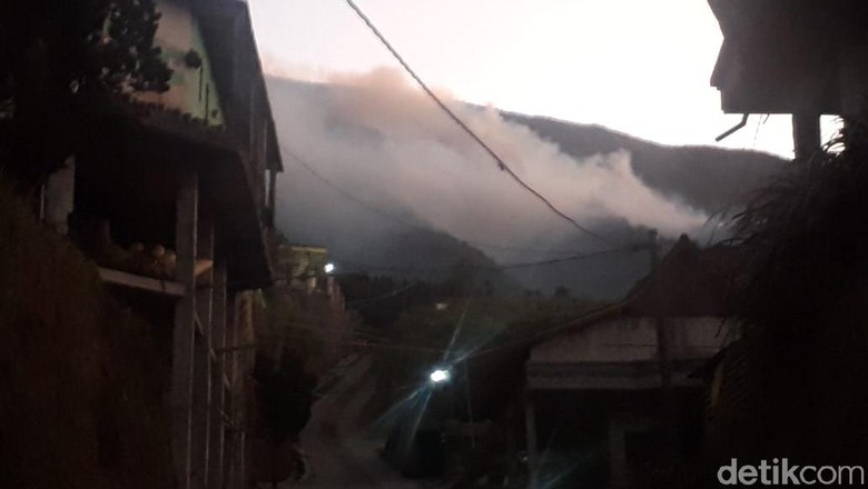 Hutan Lereng Gunung Merbabu di Magelang Kembali Terkobar Api Hutan Lereng Gunung Merbabu di Magelang Kembali Terkobar Api