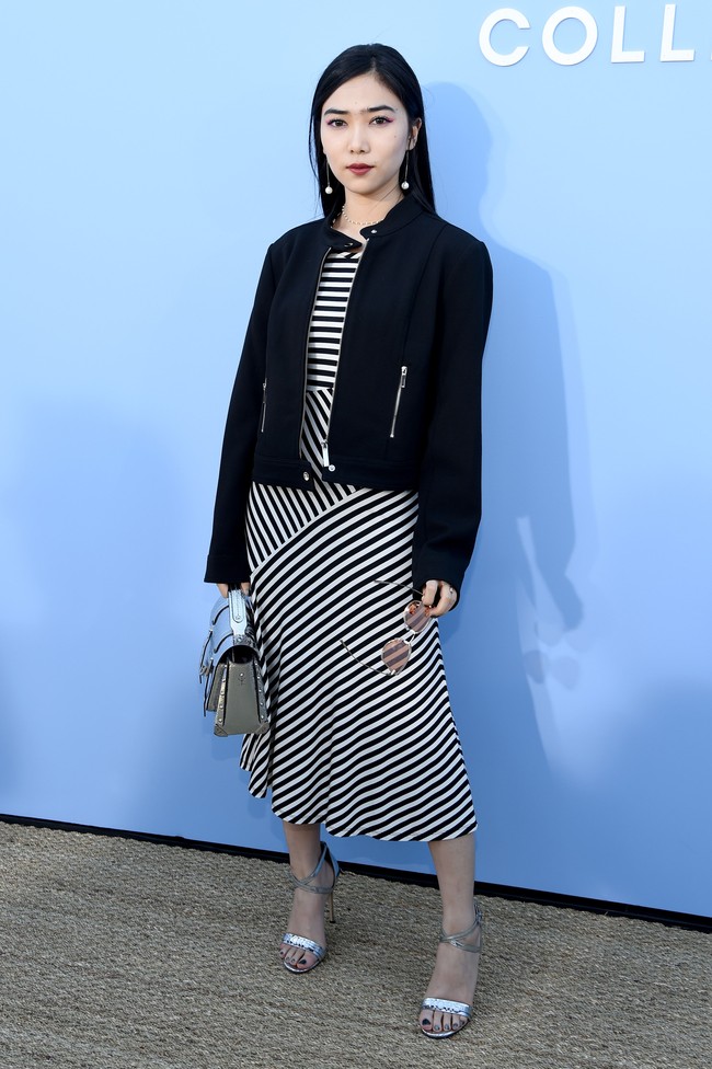 Sejumlah artis Indonesia menunjukkan batang hidungnya di New York Fashion Week Spring 2020. Mereka pun berlomba-lomba memberikan gaya terbaiknya. Seperti Isyana Sarasvati yang memilih busana monokrom di fashion show Michael Kors. Tas bernuansa metalik dan heels senada turut menyempurnakan gayanya. (Foto: Lawrence Busacca/Getty Images for Michael Kors)