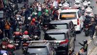 Masyarakat tampak memenuhi sisi jalan disepanjang Gatot Soebroto untuk melihat iring-iringan mobil jenazah.