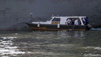 Sejumlah petugas mengumpulkan sampah-sampah plastik yang berada di laut kawasan Tanjung Priok untuk menyambut Hari Perhubungan Nasional 2019.