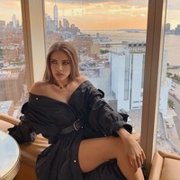 Berpose dengan latar belakang pemandangan langit New York City, ia pun berfoto seksi dan menuliskan Making it dramatic since 2001. Karena unggahan tersebut, Xenia dianggap tidak menghormati para korban dan menganggap remeh peristiwa tersebut dengan menyebutnya dramatis. Foto: Instagram @xenia