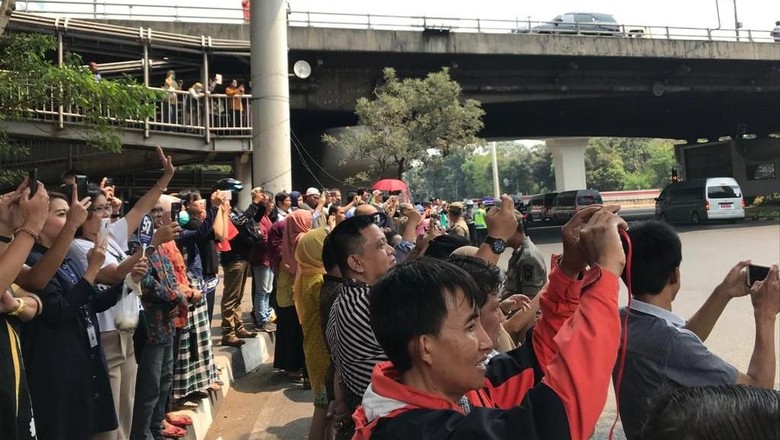 Saat Warga Hormat-Lambaikan Tangan ke Iring-iringan Jenazah Habibie Saat Warga Hormat-Lambaikan Tangan ke Iring-iringan Jenazah Habibie