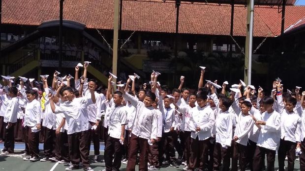 Doa untuk Habibie Terbang Bersama Pesawat Kertas Siswa SMP Banjar