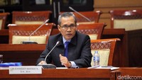 Alexander Marwata menjawab pertanyaan-pertanyaan pimpinan dan anggota Komisi III saat uji kepatutan dan kelayakan (fit and proper test) capim KPK.