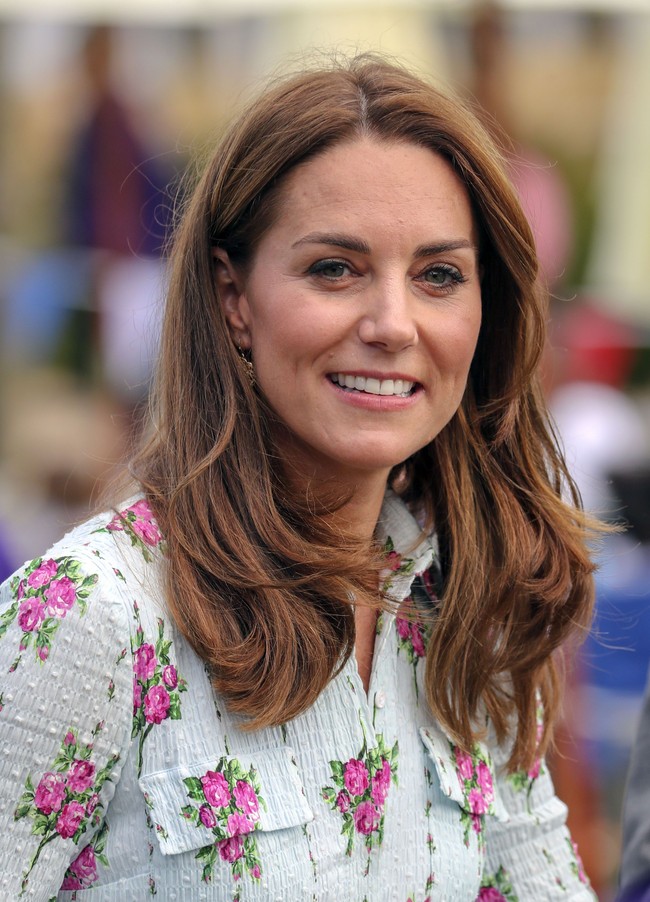 Kate Middleton sering terlihat menggunakan baju yang sama untuk acara yang berbeda. Istri dari Pangeran William tersebut juga menyukai baju-baju yang tidak terlalu mahal. Seperti saat dirinya terlihat menggunakan baju Zara dan juga dari merek Hobbs yang dibanderol dengan harga sekitar US$ 45. The Duchess of Cambridge juga sering mengikuti acara amal. Acara amal terakhirnya bernama Heads Together, yang bertujuan untuk menolong kesehatan psikologis anak muda, veteran perang, tunawisma, dan orang-orang yang sakit lainnya. Foto: Getty Images