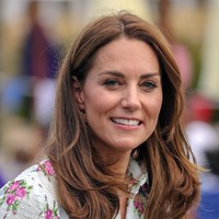 Kate Middleton sering terlihat menggunakan baju yang sama untuk acara yang berbeda. Istri dari Pangeran William tersebut juga menyukai baju-baju yang tidak terlalu mahal. Seperti saat dirinya terlihat menggunakan baju Zara dan juga dari merek Hobbs yang dibanderol dengan harga sekitar US$ 45. The Duchess of Cambridge juga sering mengikuti acara amal. Acara amal terakhirnya bernama Heads Together, yang bertujuan untuk menolong kesehatan psikologis anak muda, veteran perang, tunawisma, dan orang-orang yang sakit lainnya. Foto: Getty Images