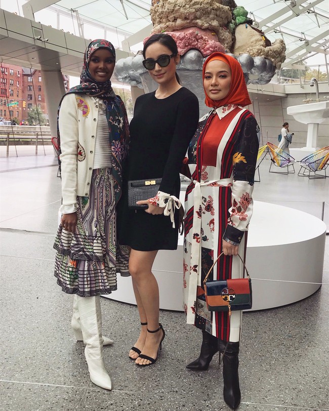 Sosok terkenal lainnya yang ditemui Tatjanan di fashion show Tory Burch adalah model Halima Aden. Halima terkenal setelah menjadi hijabers pertama yang ikut kontes Miss Minnesota USA. (Foto: Tory Burch/Time International)