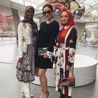 Sosok terkenal lainnya yang ditemui Tatjanan di fashion show Tory Burch adalah model Halima Aden. Halima terkenal setelah menjadi hijabers pertama yang ikut kontes Miss Minnesota USA. (Foto: Tory Burch/Time International)