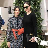 Gaya Tatjana juga dimaksimalkan dengan kacamata hitam bergaya klasik serta sandal heels yang meninggalkan kesan modern. (Foto: Tory Burch/Time International)