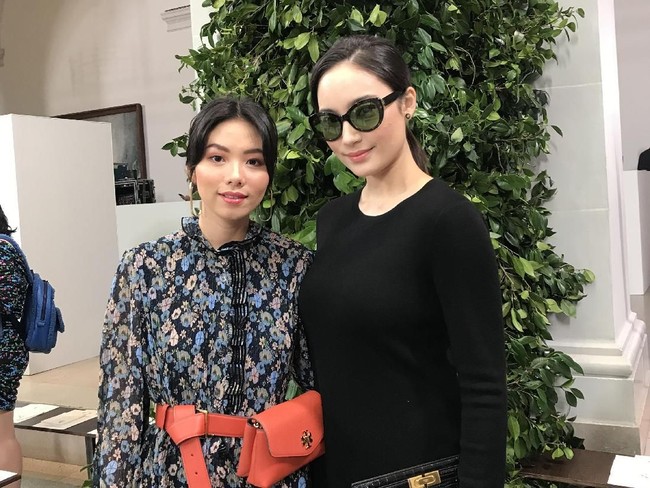 Gaya Tatjana juga dimaksimalkan dengan kacamata hitam bergaya klasik serta sandal heels yang meninggalkan kesan modern. (Foto: Tory Burch/Time International)