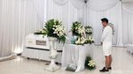 Boy William Serba Putih di Rumah Duka Raymond Hartanto