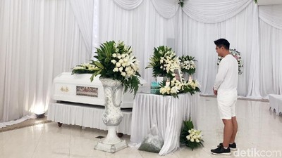 Boy William Serba Putih di Rumah Duka Raymond Hartanto